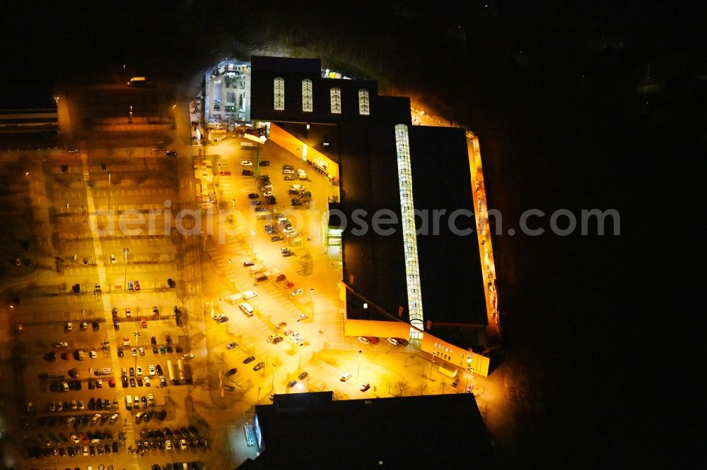 Braunschweig at night from the bird perspective: Night lighting Building of the construction market Globus Baumarkt Braunschweig on Hansestrasse in the district Veltenhof-Ruehme in Braunschweig in the state Lower Saxony, Germany