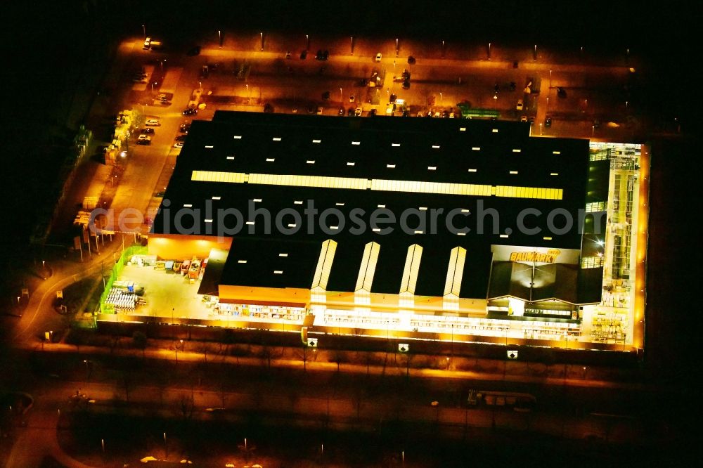 Dresden at night from the bird perspective: Night lighting building of the construction market Globus Baumarkt Dresden on Raehnitzer Allee in the district Hellerau in Dresden in the state Saxony, Germany