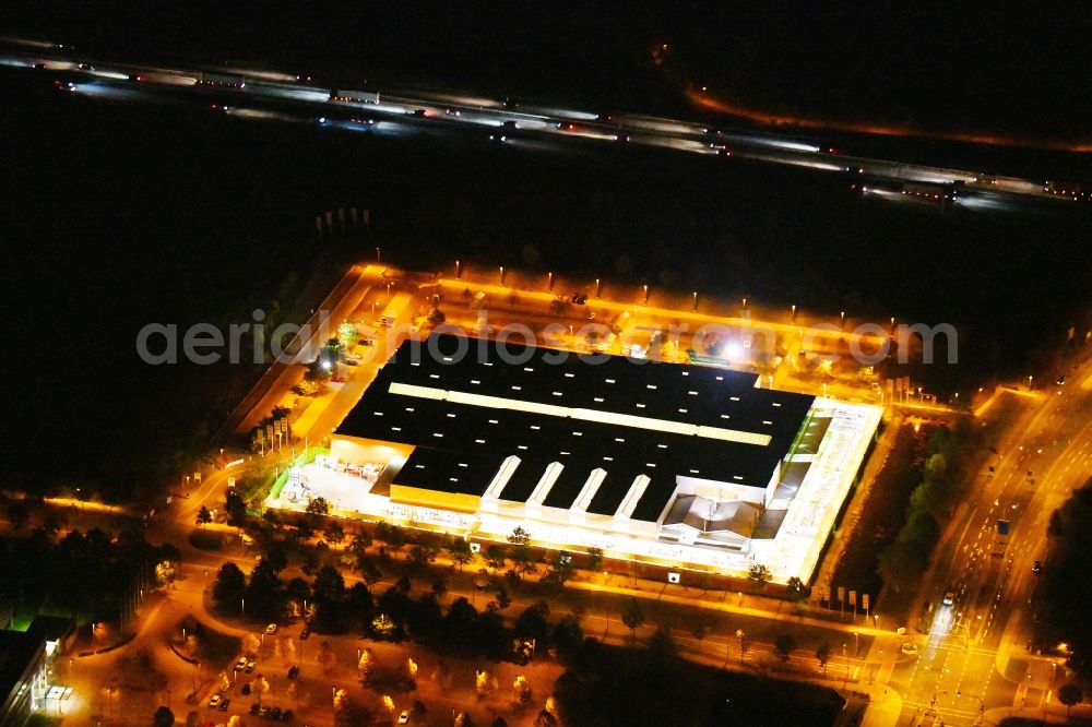 Dresden at night from the bird perspective: Night lighting building of the construction market Globus Baumarkt Dresden on Raehnitzer Allee in the district Hellerau in Dresden in the state Saxony, Germany