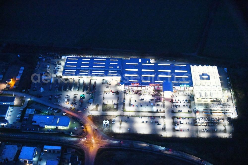 Aerial image at night Wolfsburg - Night lighting Building of the construction market hagebaumarkt Wolfsburg on Karl-Ferdinand-Braun-Ring in the district Neuhaus in Wolfsburg in the state Lower Saxony, Germany