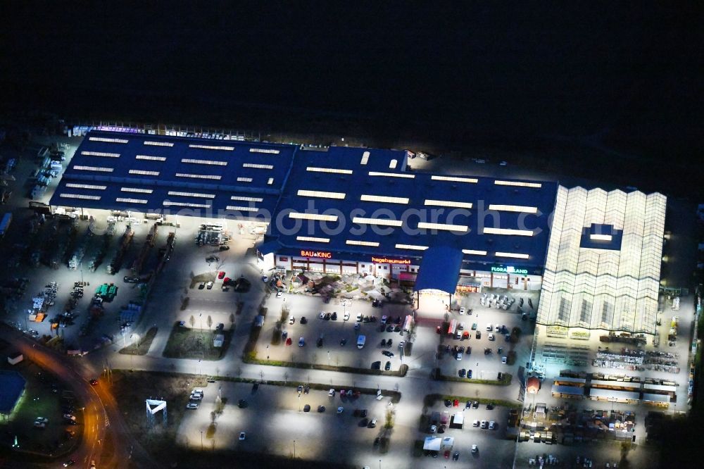 Wolfsburg at night from the bird perspective: Night lighting Building of the construction market hagebaumarkt Wolfsburg on Karl-Ferdinand-Braun-Ring in the district Neuhaus in Wolfsburg in the state Lower Saxony, Germany