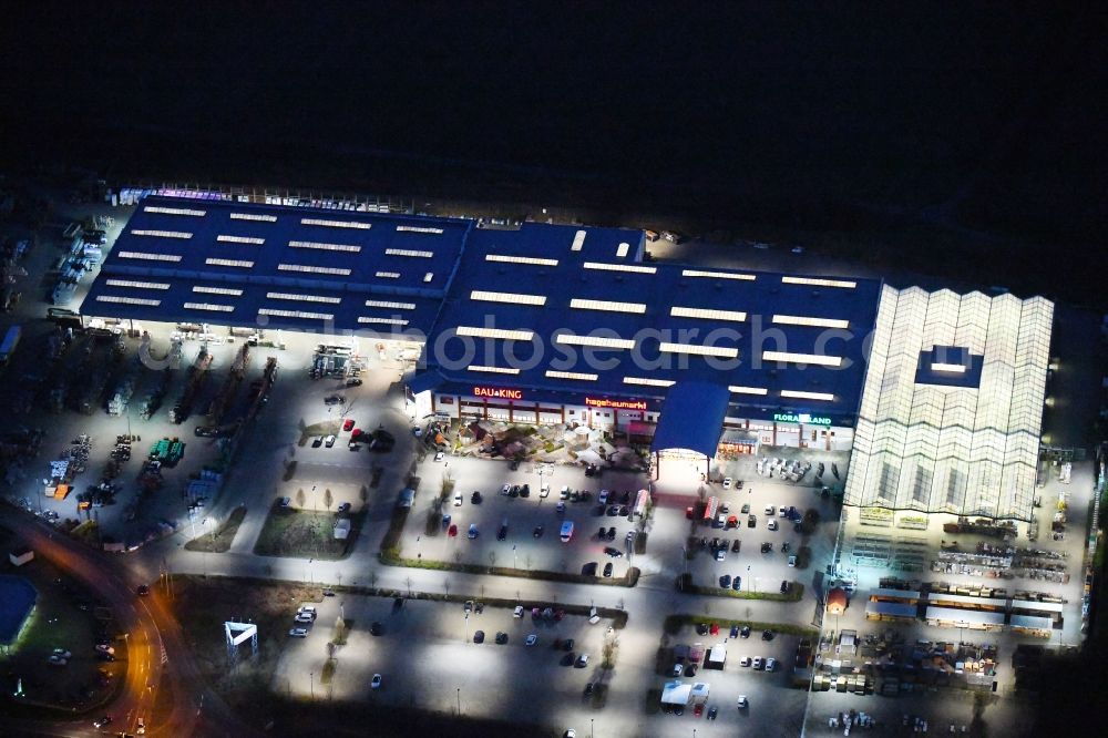 Aerial photograph at night Wolfsburg - Night lighting Building of the construction market hagebaumarkt Wolfsburg on Karl-Ferdinand-Braun-Ring in the district Neuhaus in Wolfsburg in the state Lower Saxony, Germany