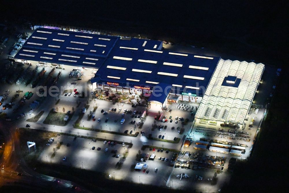 Aerial image at night Wolfsburg - Night lighting Building of the construction market hagebaumarkt Wolfsburg on Karl-Ferdinand-Braun-Ring in the district Neuhaus in Wolfsburg in the state Lower Saxony, Germany