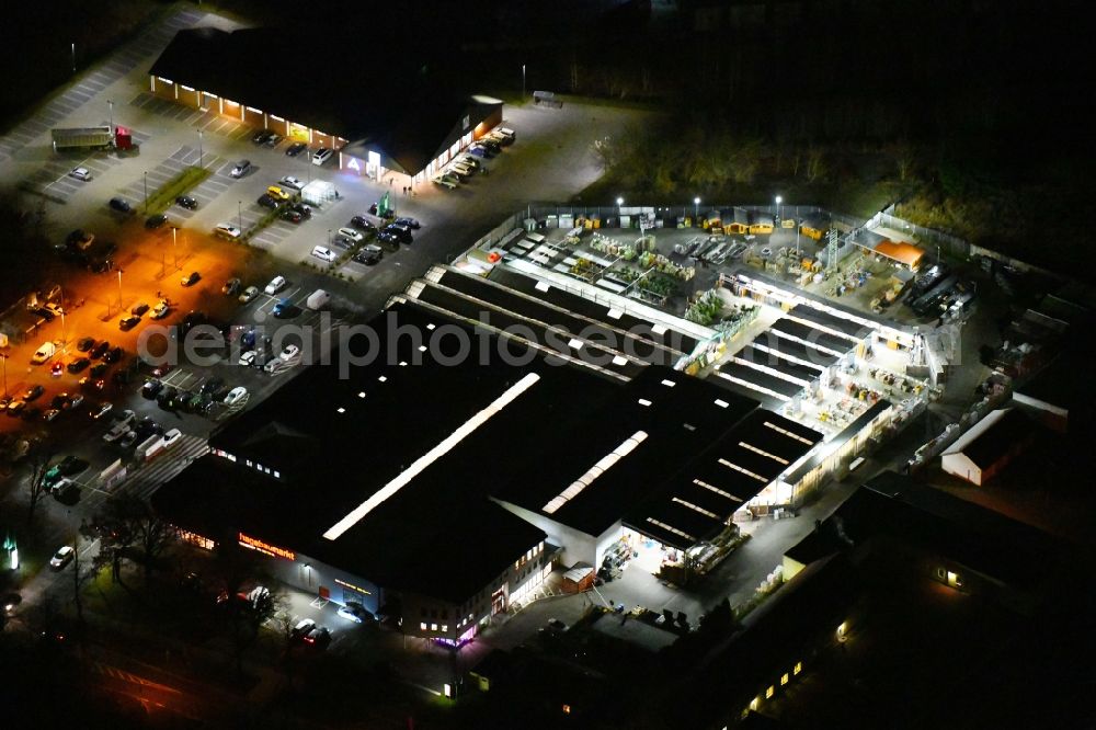 Aerial photograph at night Kyritz - Night lighting Building of the construction market of hagebaumarkt Prignitz GmbH & Co. KG Fil. Kyritz on Pritzwalker Strasse in Kyritz in the state Brandenburg, Germany