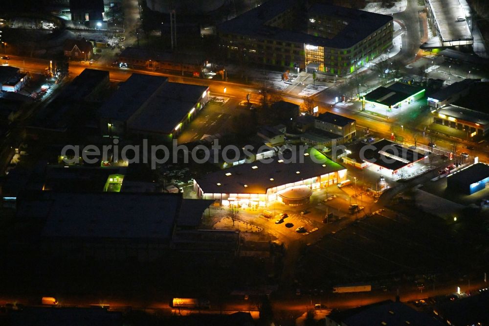 Aerial photograph at night Lübeck - Night lighting building of the construction market Hammer Fachmarkt on Geniner Strasse in Luebeck in the state Schleswig-Holstein, Germany