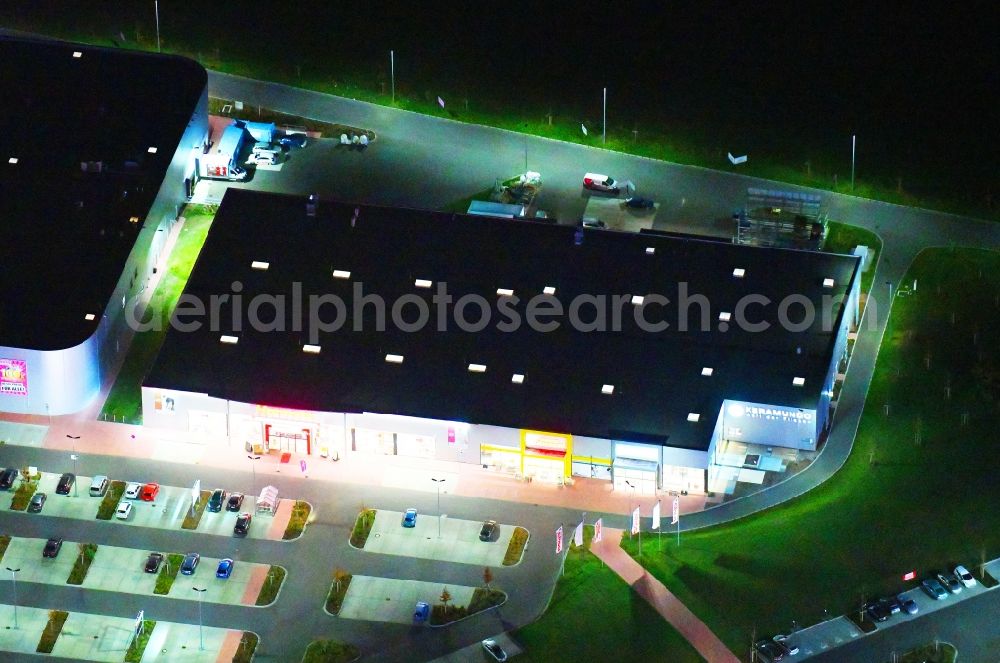 Berlin at night from the bird perspective: Night lighting Building of the construction market Hammer Fachmarkt in the district Mahlsdorf in Berlin, Germany