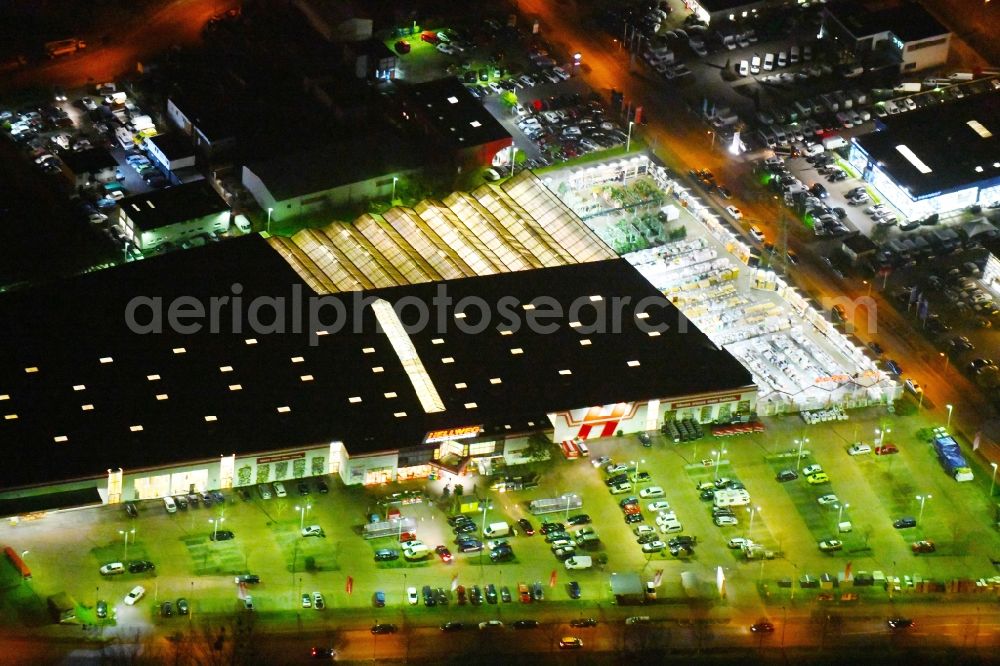 Aerial image at night Potsdam - Night lighting Building of the construction market of HELLWEG Gruppe on Fritz-Zubeil-Strasse in the district Babelsberg in Potsdam in the state Brandenburg, Germany