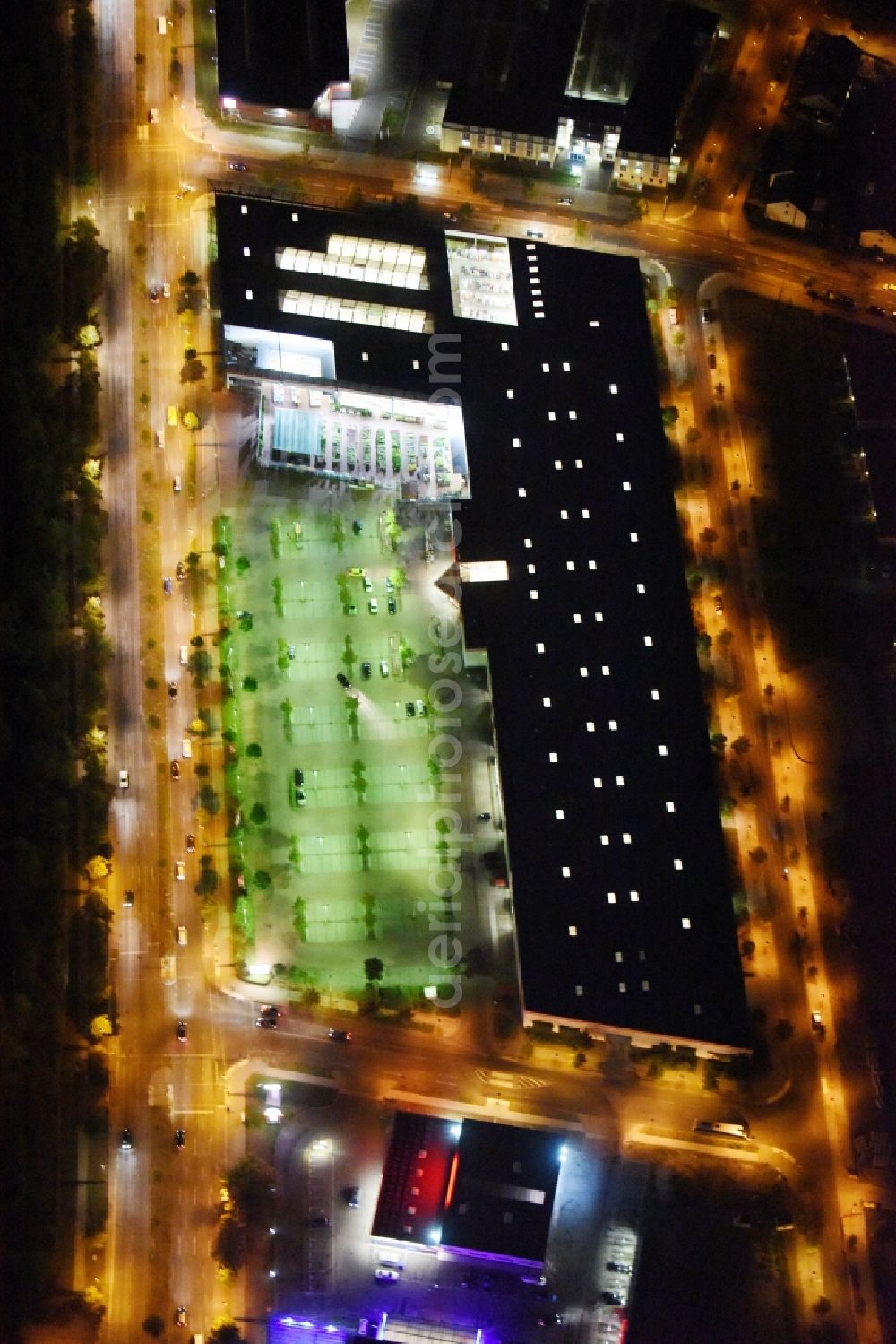 Aerial photograph at night Berlin - Night view building of the construction market of Hellweg-Die Profibaumaerkte GmbH & Co. KG destrict Biesdorf in Berlin