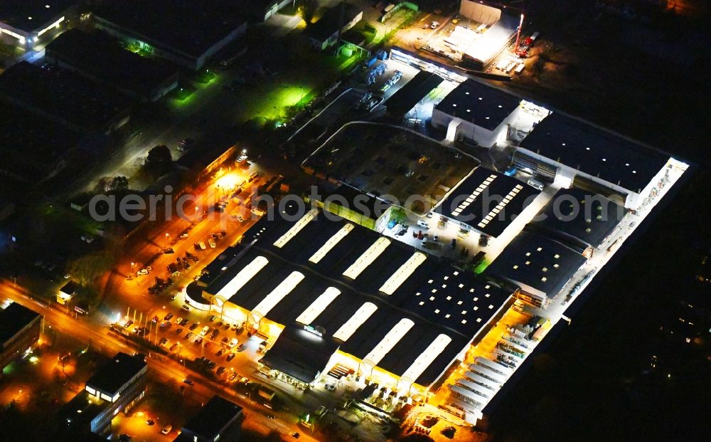 Berlin at night from the bird perspective: Night lighting Building of the construction market Holz Possling in the district Mahlsdorf in Berlin, Germany