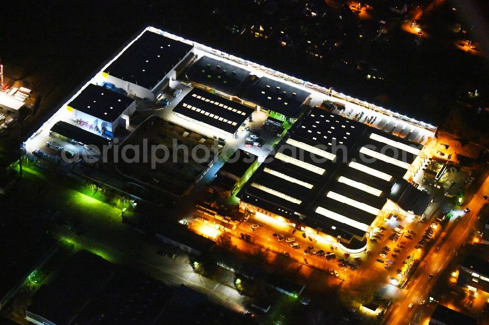 Berlin at night from the bird perspective: Night lighting Building of the construction market Holz Possling in the district Mahlsdorf in Berlin, Germany