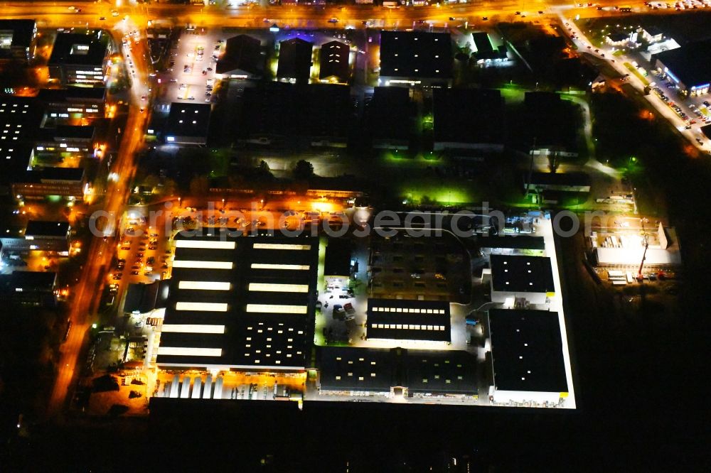 Berlin at night from the bird perspective: Night lighting Building of the construction market Holz Possling in the district Mahlsdorf in Berlin, Germany