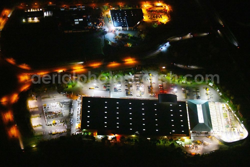 Aerial image at night Ludwigsfelde - Night lighting Building of the construction market of Hornbach Ludwigsfelde on Parkallee in the district Genshagen in Ludwigsfelde in the state Brandenburg, Germany