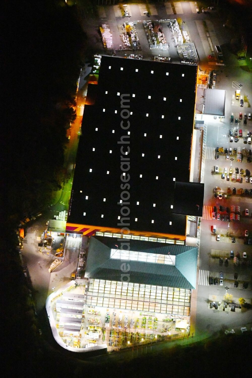 Ludwigsfelde at night from above - Night lighting Building of the construction market of Hornbach Ludwigsfelde on Parkallee in the district Genshagen in Ludwigsfelde in the state Brandenburg, Germany