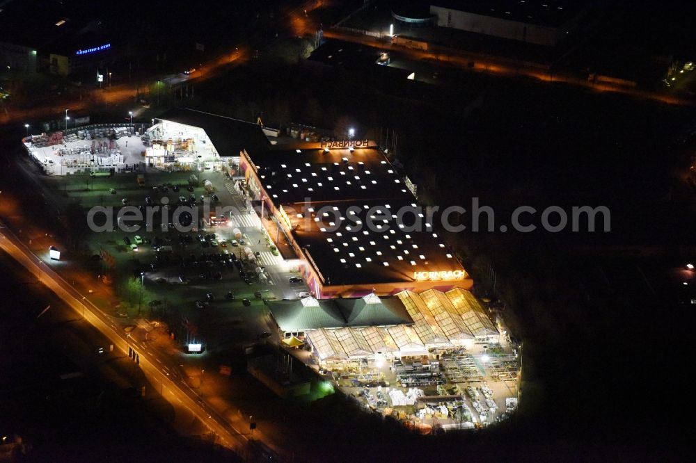 Magdeburg at night from the bird perspective: Night lighting Building of the construction market of Hornbach on Silberbergweg in the district Grosser Silberberg in Magdeburg in the state Saxony-Anhalt