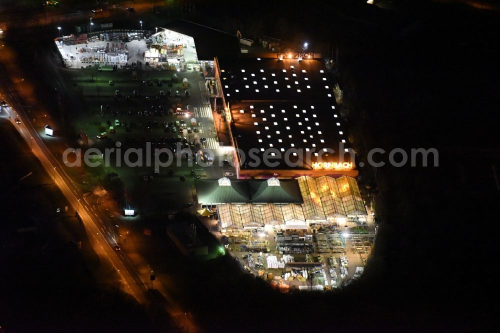 Magdeburg at night from the bird perspective: Night lighting Building of the construction market of Hornbach on Silberbergweg in the district Grosser Silberberg in Magdeburg in the state Saxony-Anhalt