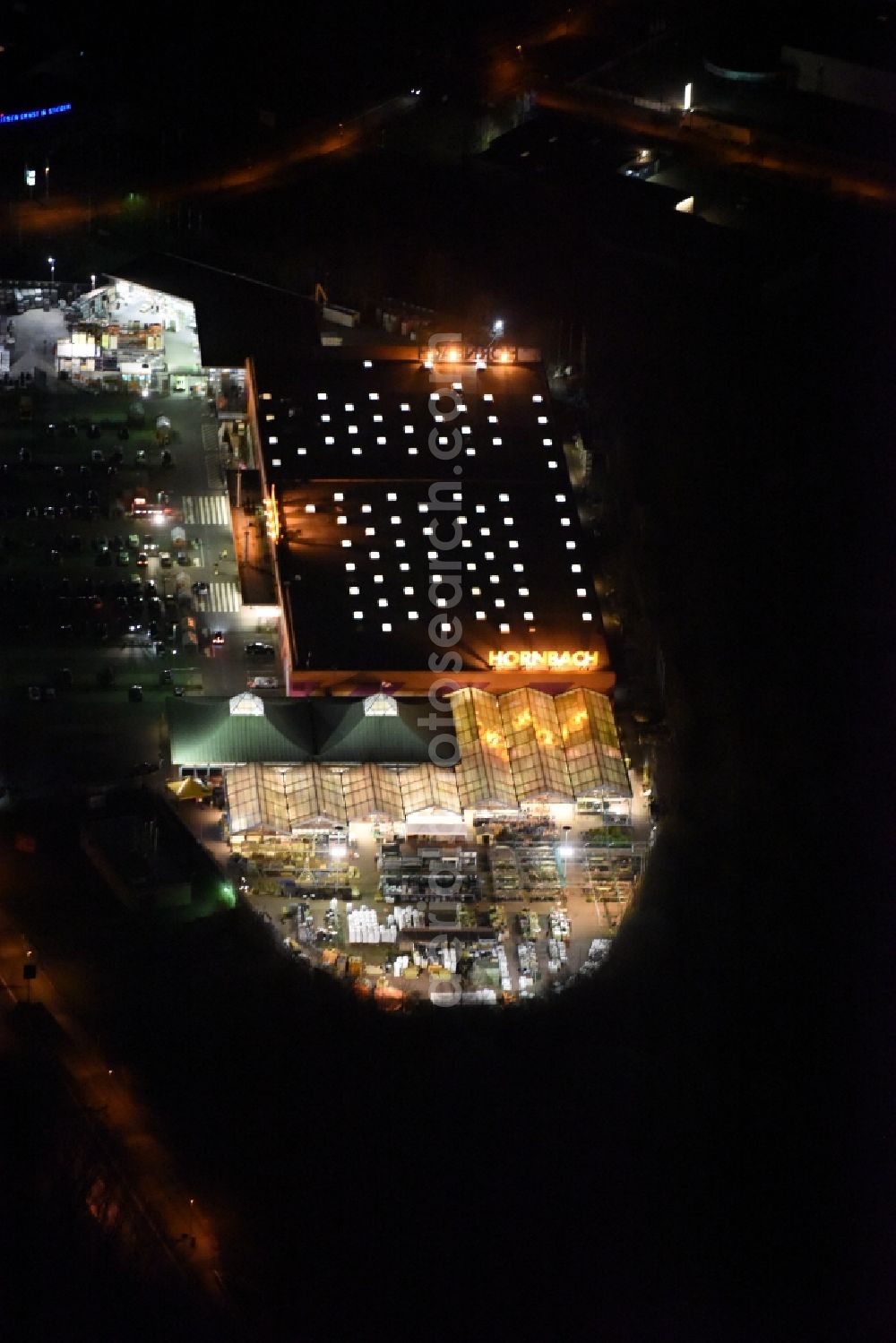 Aerial photograph at night Magdeburg - Night lighting Building of the construction market of Hornbach on Silberbergweg in the district Grosser Silberberg in Magdeburg in the state Saxony-Anhalt