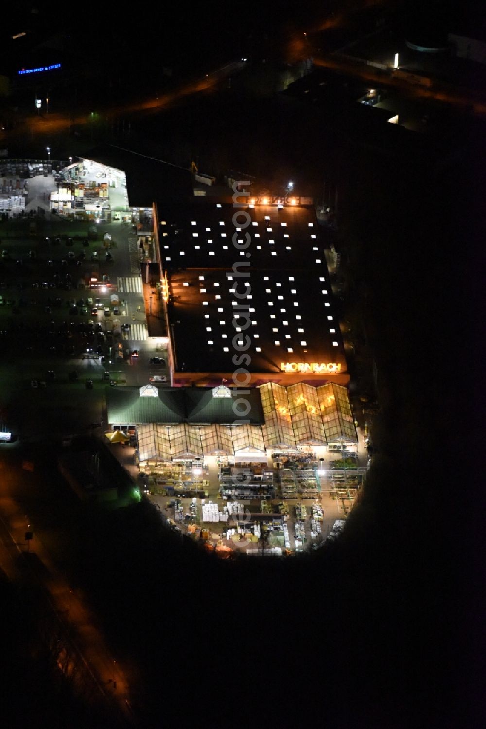 Aerial image at night Magdeburg - Night lighting Building of the construction market of Hornbach on Silberbergweg in the district Grosser Silberberg in Magdeburg in the state Saxony-Anhalt