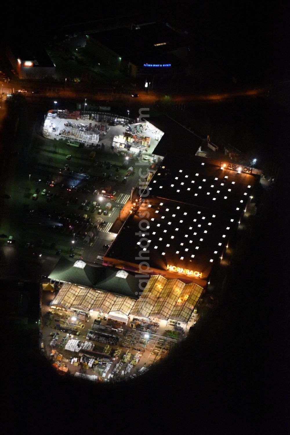 Magdeburg at night from above - Night lighting Building of the construction market of Hornbach on Silberbergweg in the district Grosser Silberberg in Magdeburg in the state Saxony-Anhalt