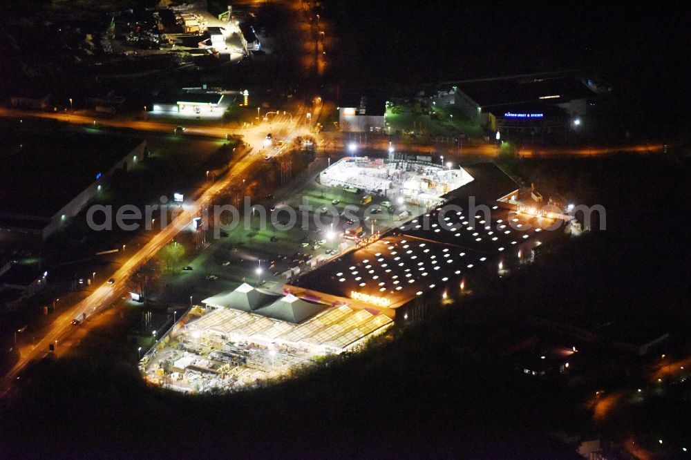 Aerial image at night Magdeburg - Night lighting Building of the construction market of Hornbach on Silberbergweg in the district Grosser Silberberg in Magdeburg in the state Saxony-Anhalt