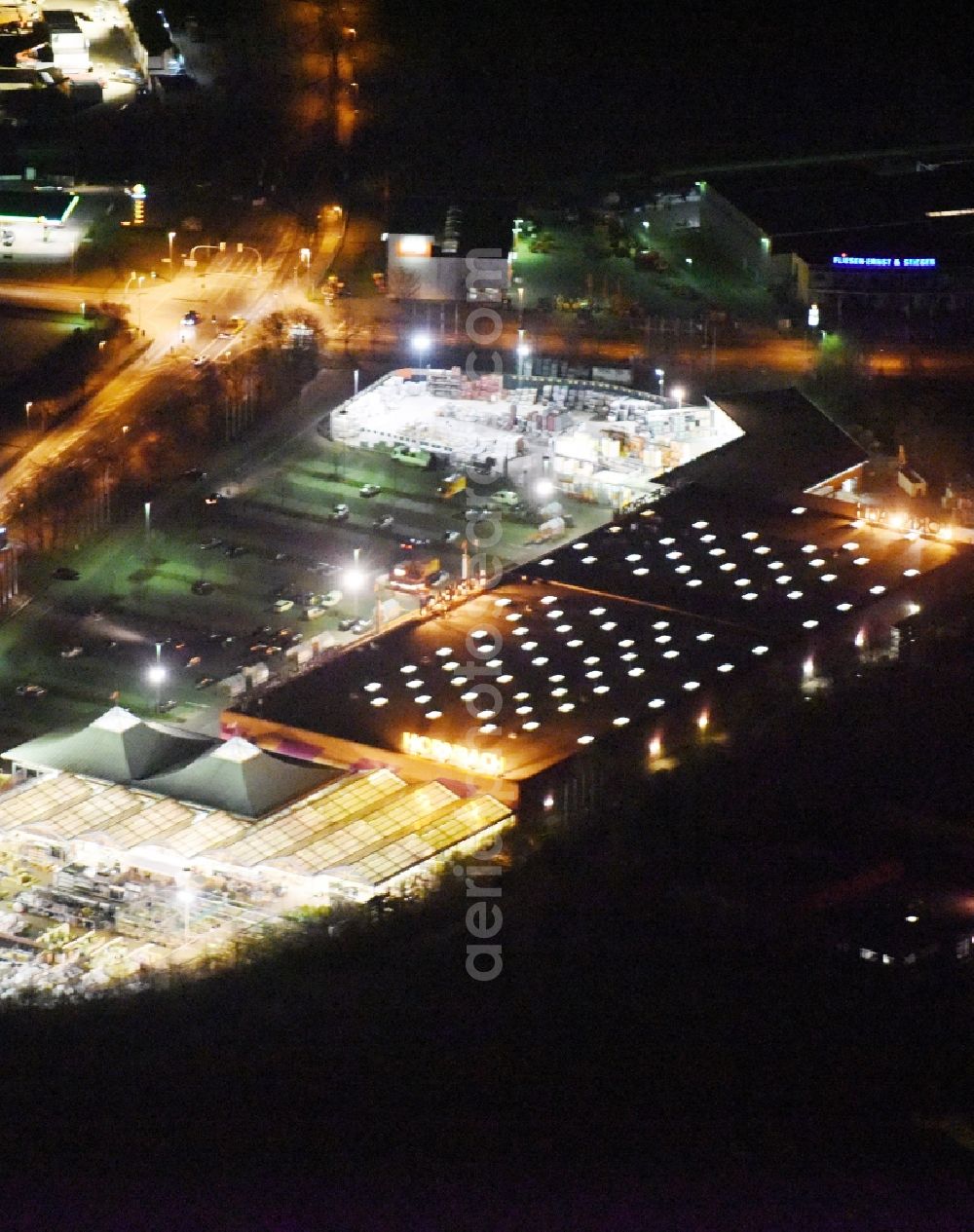 Magdeburg at night from above - Night lighting Building of the construction market of Hornbach on Silberbergweg in the district Grosser Silberberg in Magdeburg in the state Saxony-Anhalt