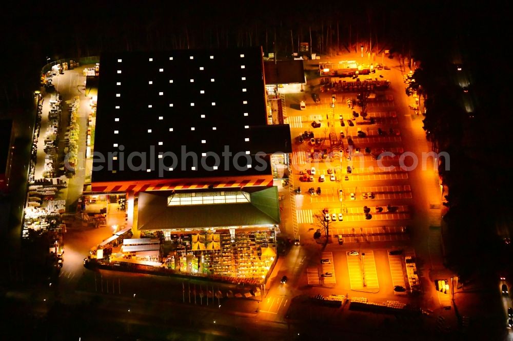 Velten at night from the bird perspective: Night lighting building of the construction market HORNBACH Velten on Parkallee in Velten in the state Brandenburg, Germany