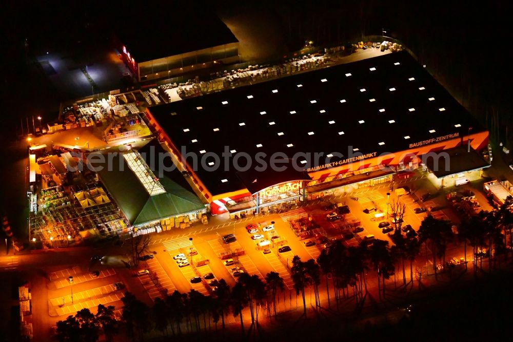 Aerial photograph at night Velten - Night lighting building of the construction market HORNBACH Velten on Parkallee in Velten in the state Brandenburg, Germany