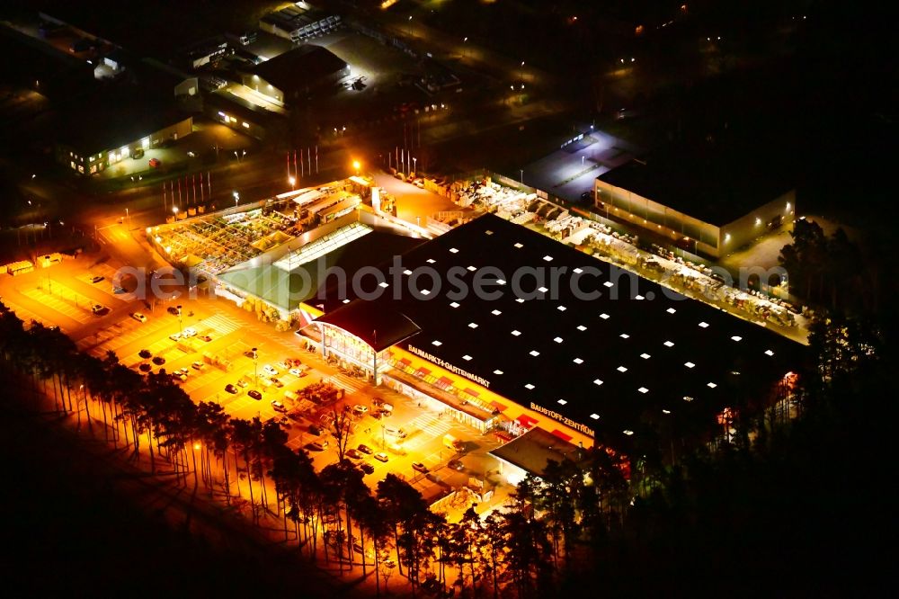 Velten at night from the bird perspective: Night lighting building of the construction market HORNBACH Velten on Parkallee in Velten in the state Brandenburg, Germany