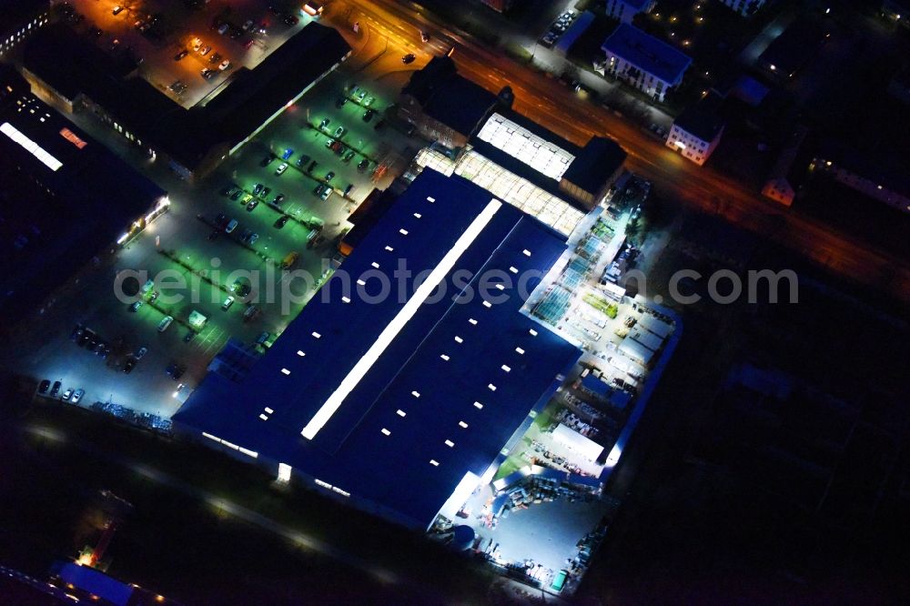 Lutherstadt Wittenberg at night from the bird perspective: Night lighting Building of the construction market of OBI Markt Wittenberg on Dessauer Strasse in Lutherstadt Wittenberg in the state Saxony-Anhalt