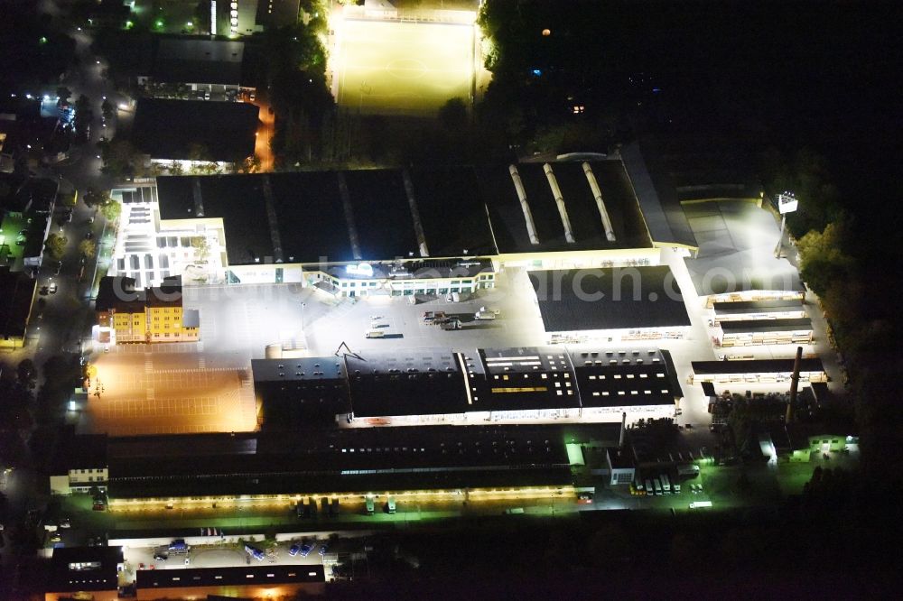 Aerial photograph at night Berlin - Night view building of the construction market of Possling GmbH & Co.KG Britz an der Haarlemer Strasse in Berlin