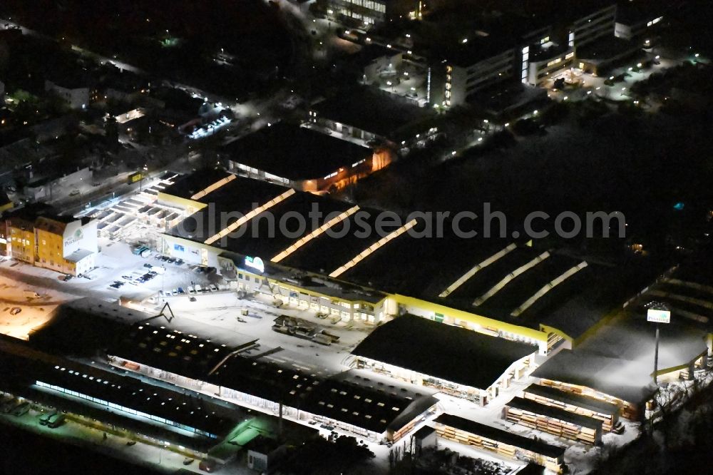 Aerial image at night Berlin - Nigt view building of the construction market of Possling GmbH & Co.KG Britz Haarlemer Strasse in the district Britz in Berlin