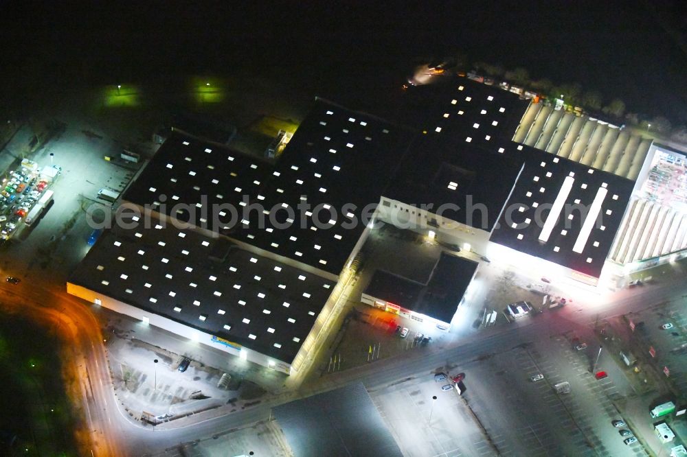 Aerial image at night Frankfurt (Oder) - Night lighting Building of the construction market toom Baumarkt Frankfurt (Oder) on Spitzkrugring in the district Kliestow in Frankfurt (Oder) in the state Brandenburg, Germany