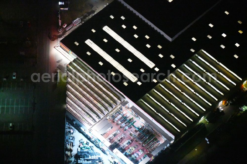 Frankfurt (Oder) at night from the bird perspective: Night lighting Building of the construction market toom Baumarkt Frankfurt (Oder) on Spitzkrugring in the district Kliestow in Frankfurt (Oder) in the state Brandenburg, Germany