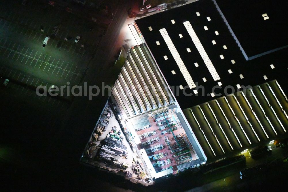 Aerial photograph at night Frankfurt (Oder) - Night lighting Building of the construction market toom Baumarkt Frankfurt (Oder) on Spitzkrugring in the district Kliestow in Frankfurt (Oder) in the state Brandenburg, Germany