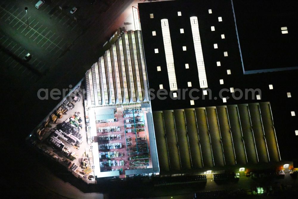 Aerial image at night Frankfurt (Oder) - Night lighting Building of the construction market toom Baumarkt Frankfurt (Oder) on Spitzkrugring in the district Kliestow in Frankfurt (Oder) in the state Brandenburg, Germany