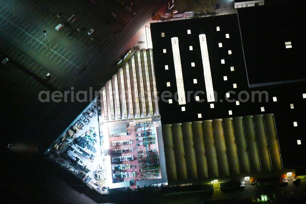 Frankfurt (Oder) at night from above - Night lighting Building of the construction market toom Baumarkt Frankfurt (Oder) on Spitzkrugring in the district Kliestow in Frankfurt (Oder) in the state Brandenburg, Germany