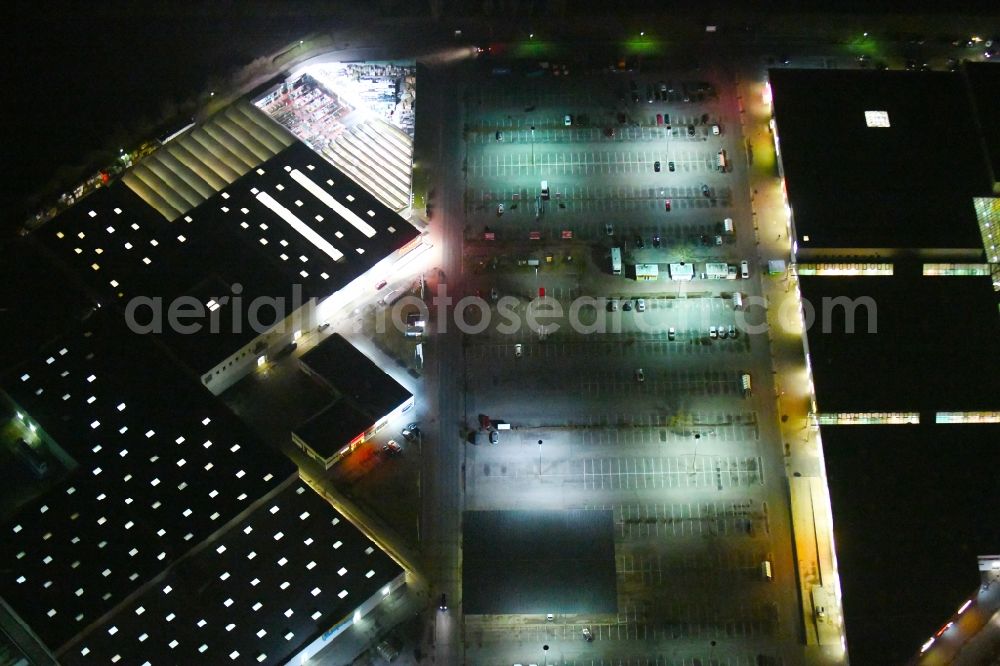 Aerial image at night Frankfurt (Oder) - Night lighting Building of the construction market toom Baumarkt Frankfurt (Oder) on Spitzkrugring in the district Kliestow in Frankfurt (Oder) in the state Brandenburg, Germany