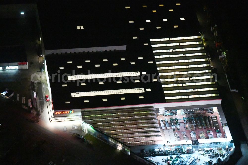 Frankfurt (Oder) at night from above - Night lighting Building of the construction market toom Baumarkt Frankfurt (Oder) on Spitzkrugring in the district Kliestow in Frankfurt (Oder) in the state Brandenburg, Germany