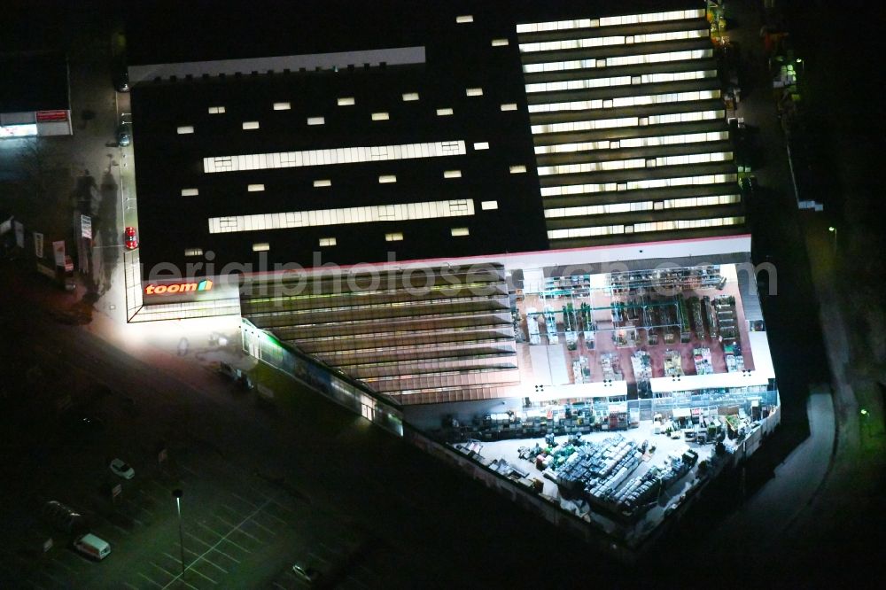 Frankfurt (Oder) at night from the bird perspective: Night lighting Building of the construction market toom Baumarkt Frankfurt (Oder) on Spitzkrugring in the district Kliestow in Frankfurt (Oder) in the state Brandenburg, Germany