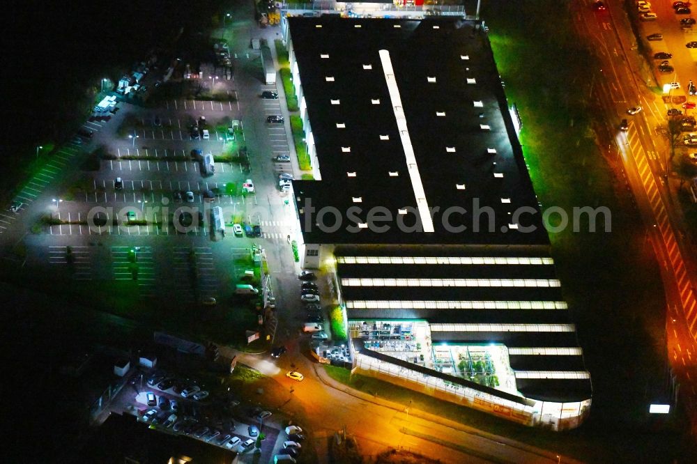 Aerial image at night Halle (Saale) - Night lighting Building of the construction market toom Baumarkt Halle-Trotha on Doeckritzer Strasse in the district Trotha in Halle (Saale) in the state Saxony-Anhalt, Germany