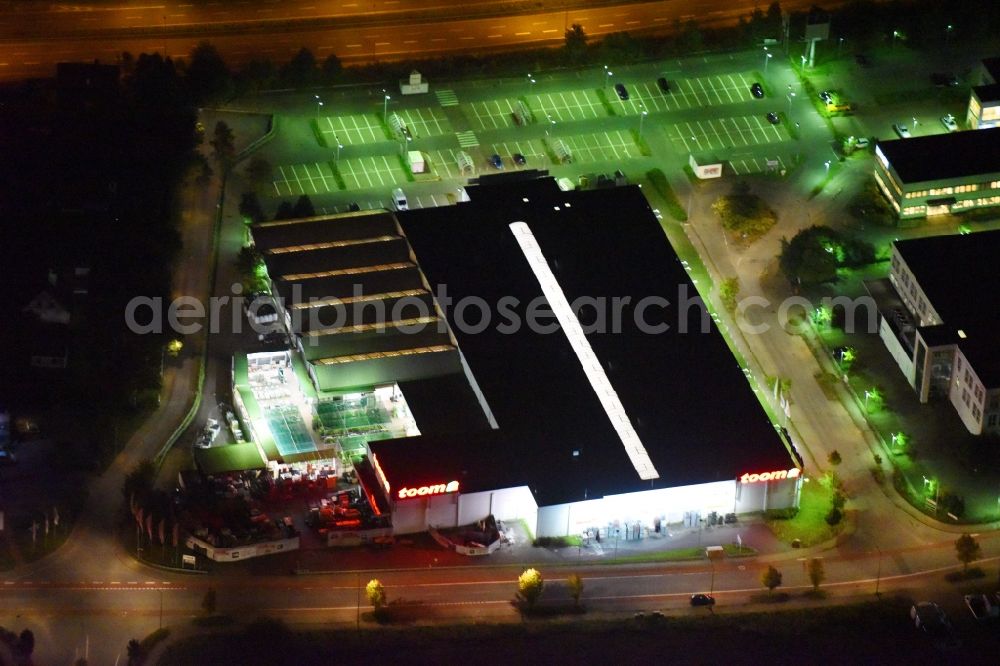 Rostock at night from the bird perspective: Night lighting Building of the construction market of toom Baumarkt Rostock on Trelleborger Strasse in the district Luetten Klein in Rostock in the state Mecklenburg - Western Pomerania, Germany