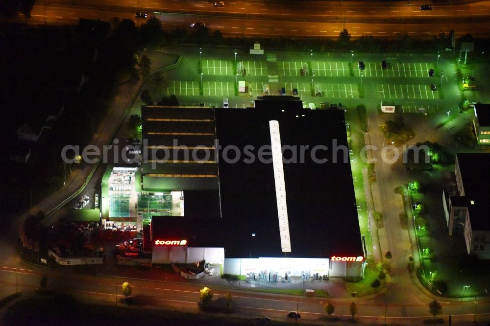 Aerial photograph at night Rostock - Night lighting Building of the construction market of toom Baumarkt Rostock on Trelleborger Strasse in the district Luetten Klein in Rostock in the state Mecklenburg - Western Pomerania, Germany