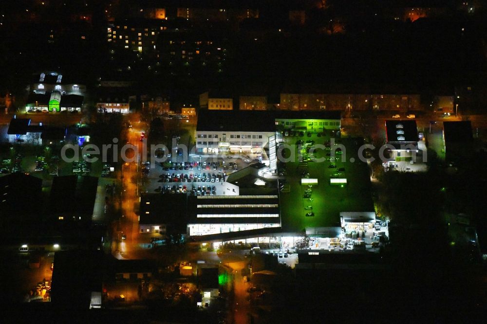 Potsdam at night from the bird perspective: Night lighting Building of the construction market toom Baumarkt Potsdam-Babelsberg on Grossbeerenstrasse in the district Babelsberg in Potsdam in the state Brandenburg, Germany