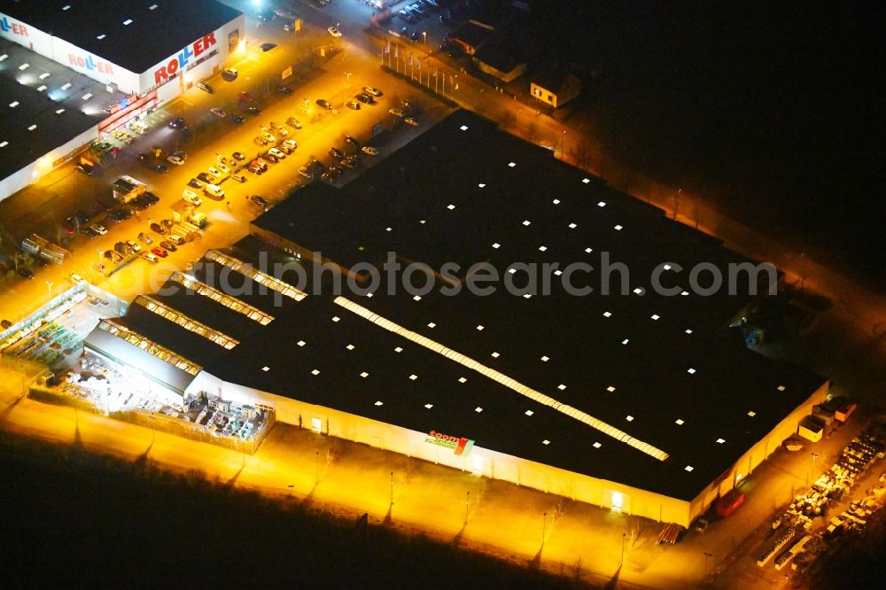 Fürstenwalde/Spree at night from the bird perspective: Night lighting Building of the construction market toom on Alte Langewahler Chaussee in Fuerstenwalde/Spree in the state Brandenburg, Germany