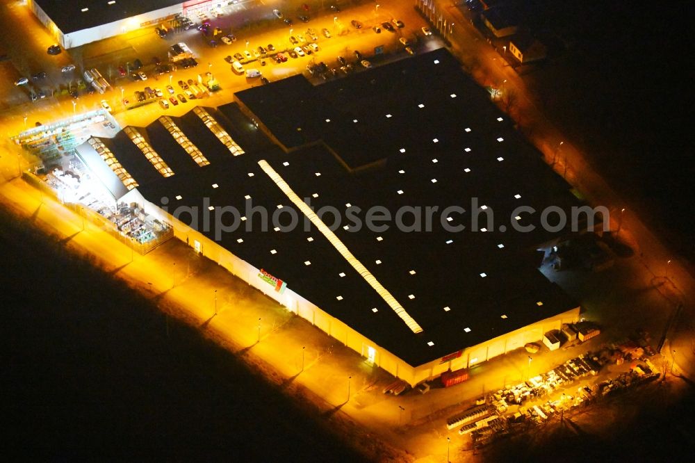 Aerial photograph at night Fürstenwalde/Spree - Night lighting Building of the construction market toom on Alte Langewahler Chaussee in Fuerstenwalde/Spree in the state Brandenburg, Germany