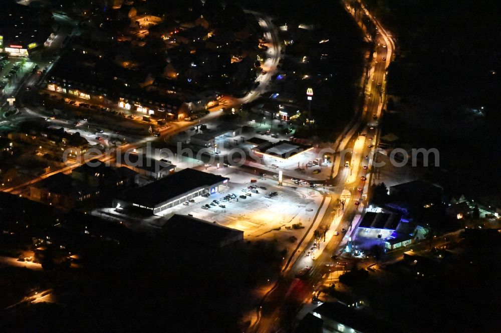 Werder (Havel) at night from the bird perspective: Night view Building of the shopping center ALDI on Apfelweg in Werder (Havel) in the state Brandenburg