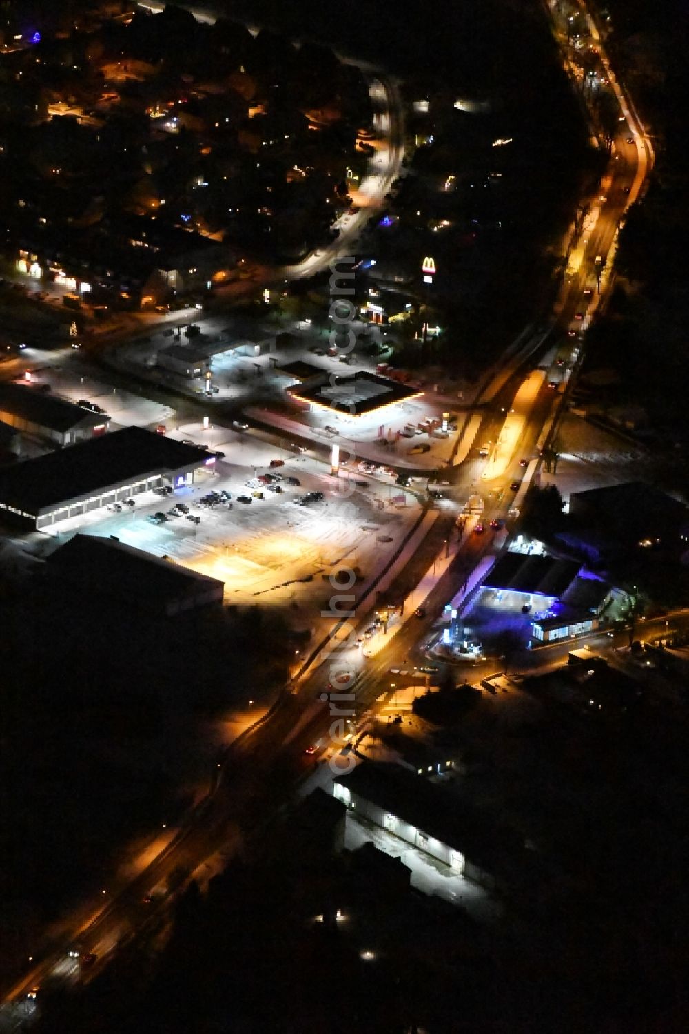 Aerial photograph at night Werder (Havel) - Night view Building of the shopping center ALDI on Apfelweg in Werder (Havel) in the state Brandenburg