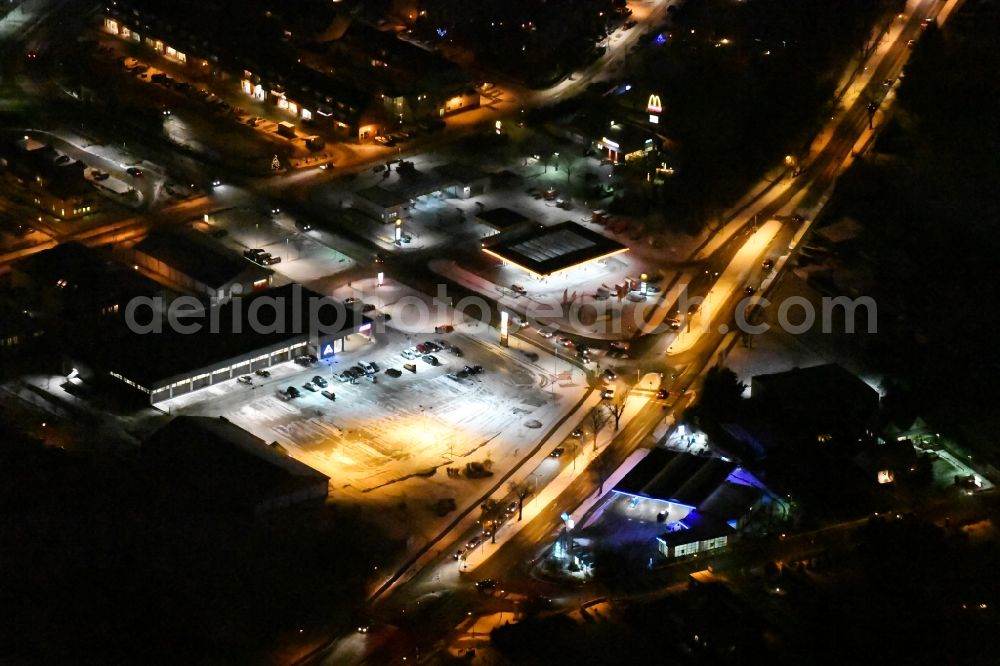 Aerial image at night Werder (Havel) - Night view Building of the shopping center ALDI on Apfelweg in Werder (Havel) in the state Brandenburg