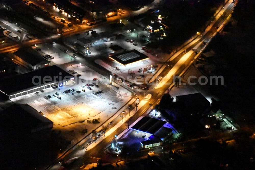 Werder (Havel) at night from above - Night view Building of the shopping center ALDI on Apfelweg in Werder (Havel) in the state Brandenburg