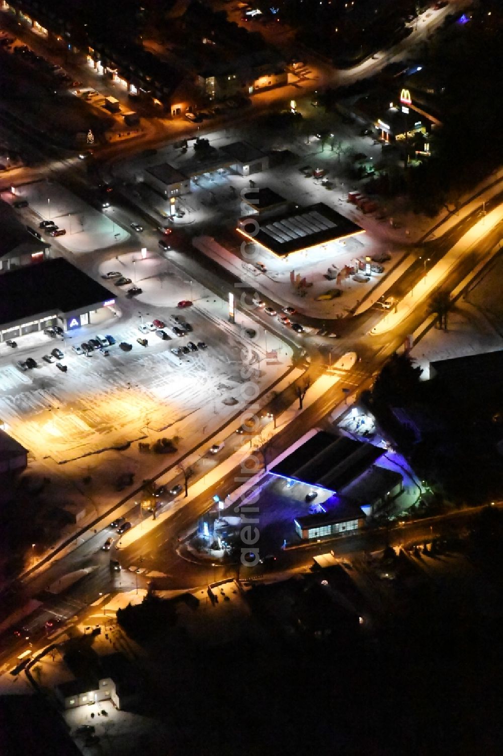 Werder (Havel) at night from the bird perspective: Night view Building of the shopping center ALDI on Apfelweg in Werder (Havel) in the state Brandenburg