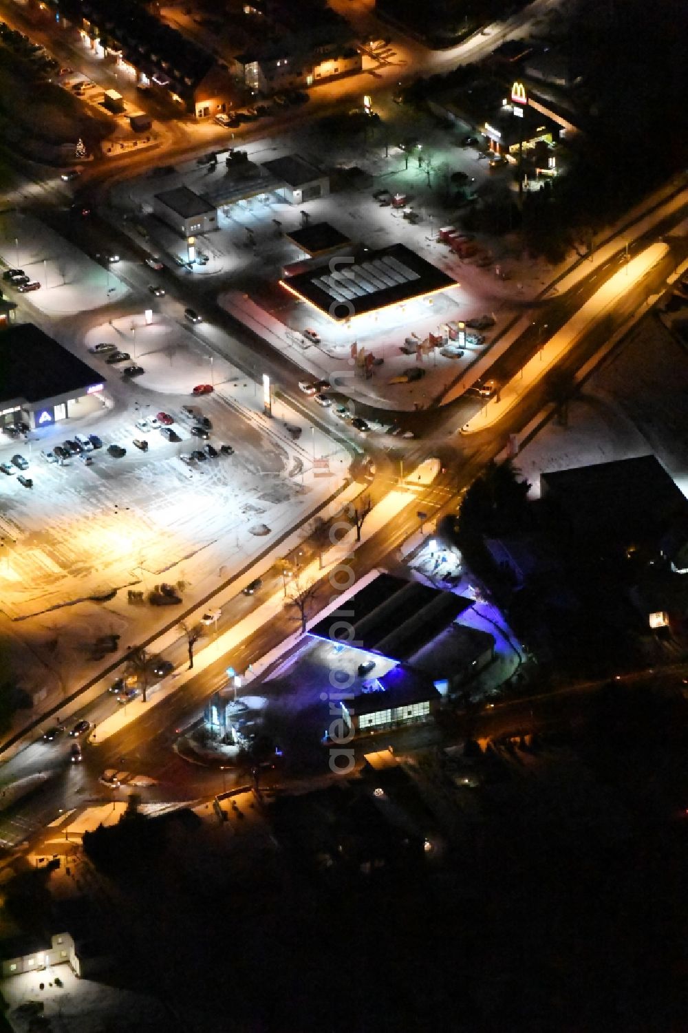 Aerial photograph at night Werder (Havel) - Night view Building of the shopping center ALDI on Apfelweg in Werder (Havel) in the state Brandenburg